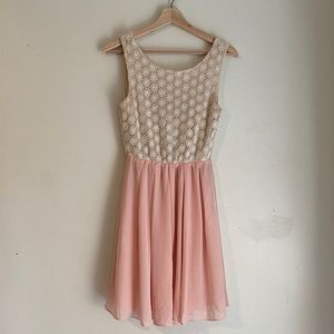 4 / $25 Miami Pink and White Dress Size M